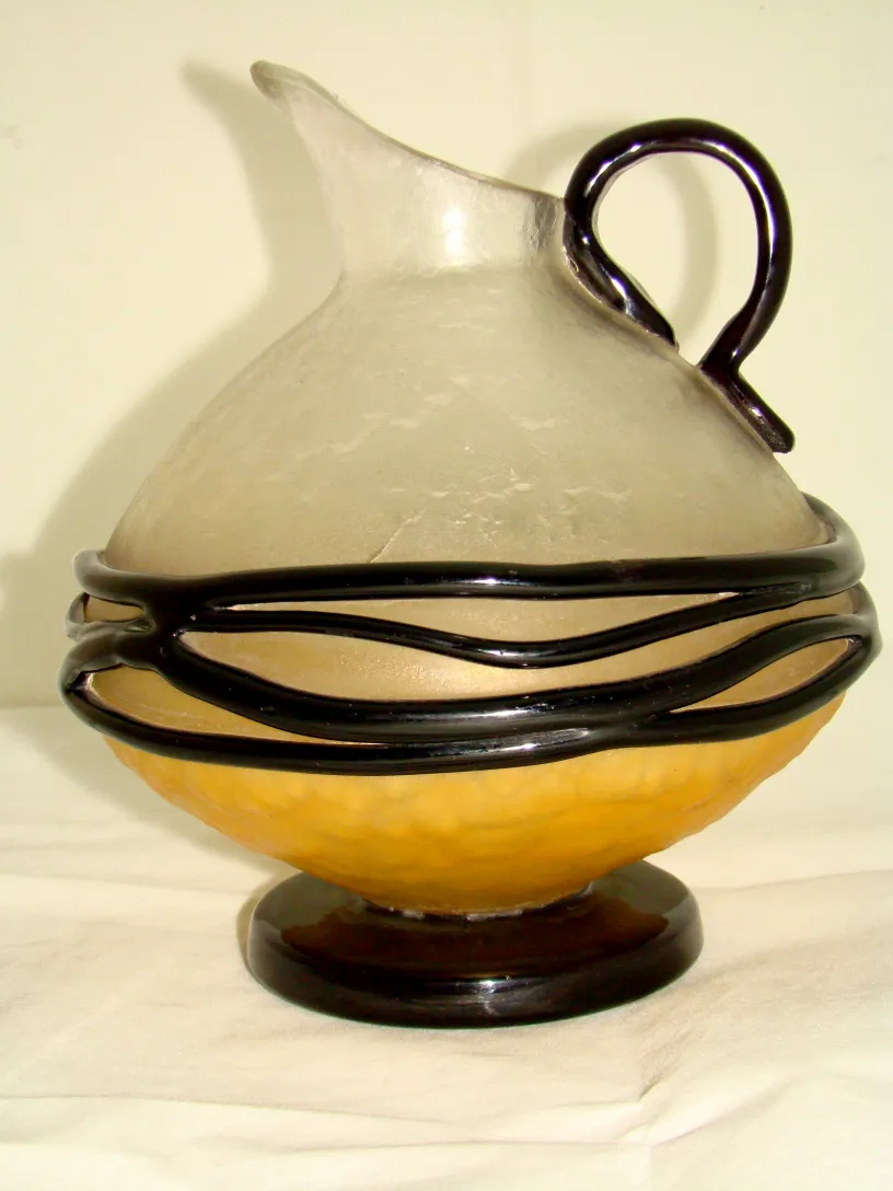 Verre signé par Schneider avec une base colorée, style ancien.