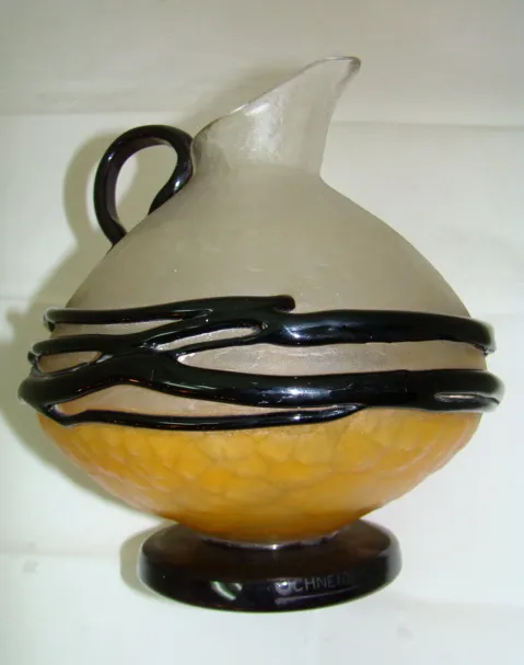 Vase ancien en verre signé par Schneider en couleur ambre avec des embellissements noirs.