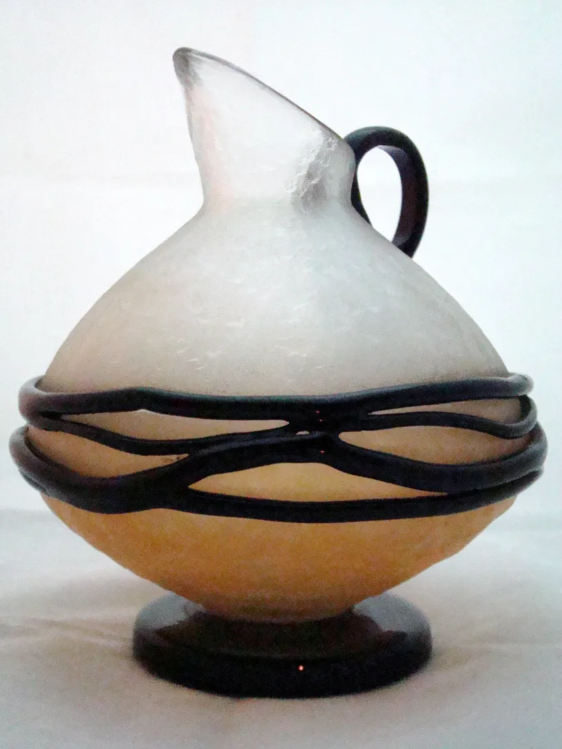 Verre signé au design élégant avec base et anses, antiquité