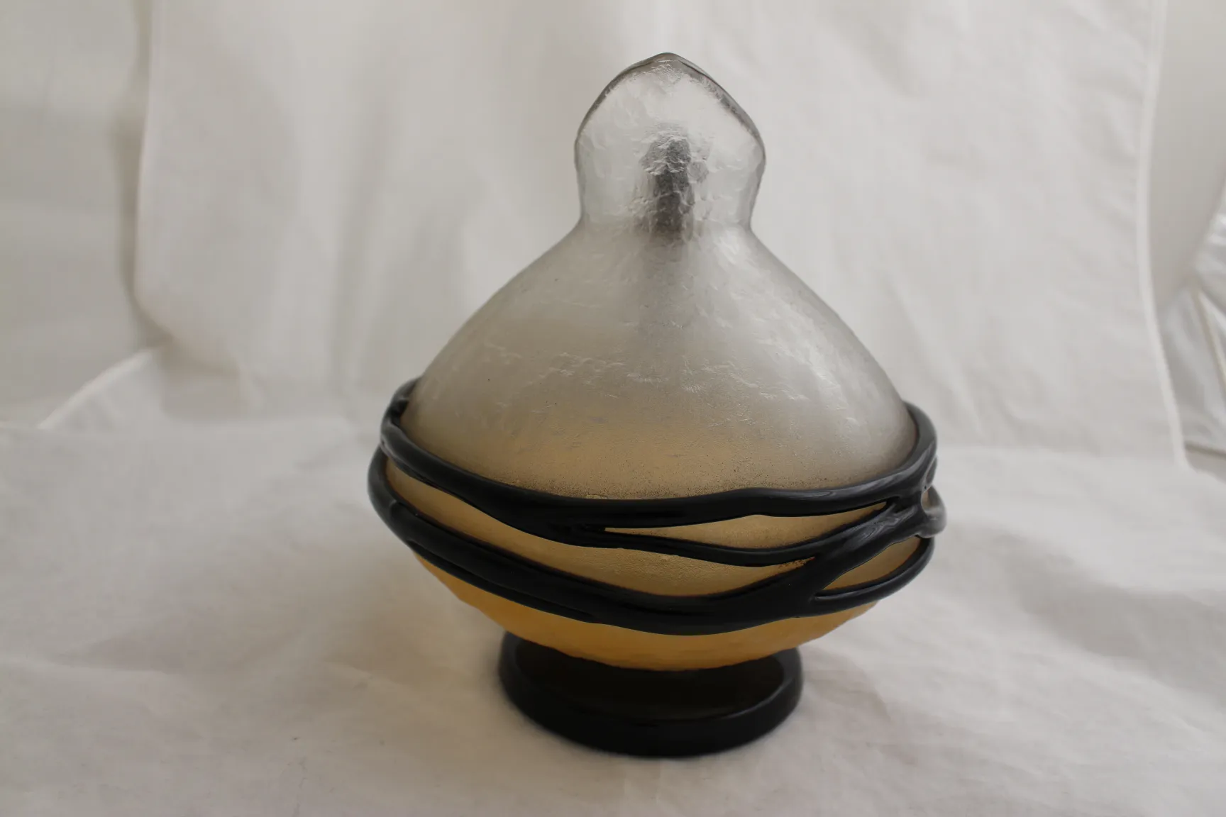 vidro em forma de gota com detalhes decorativos, antiguidades