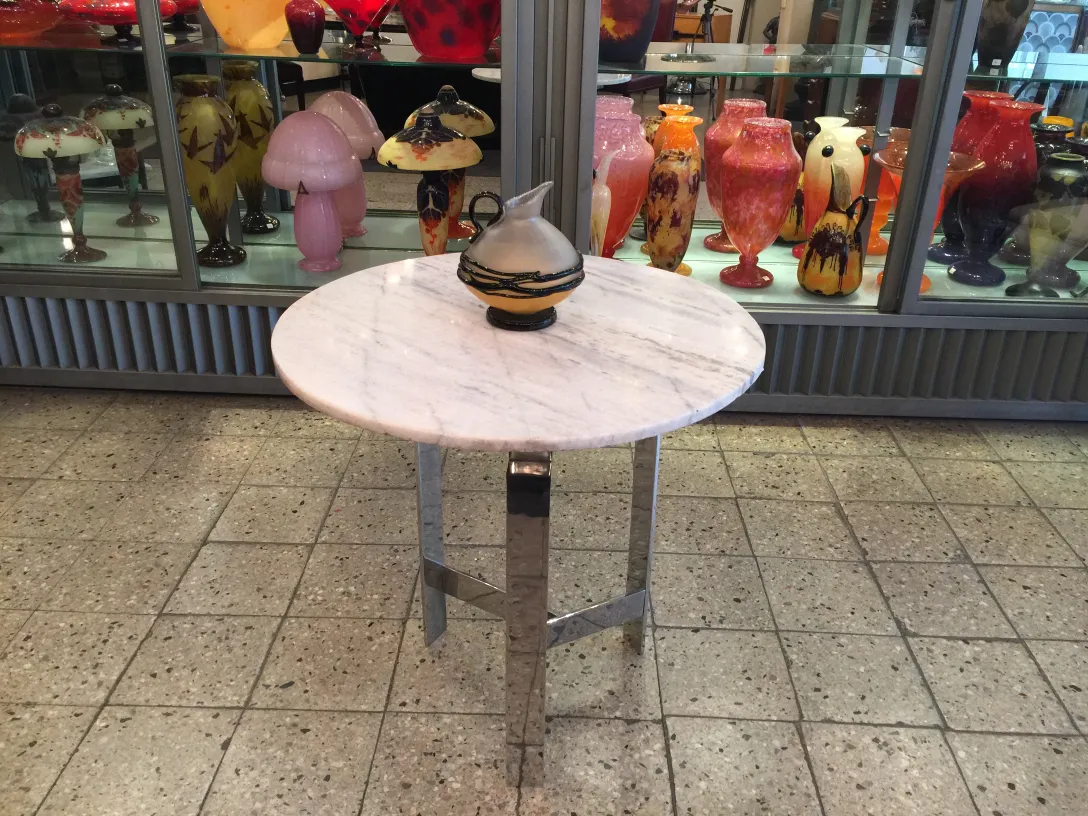 Signiertes Glas Schneider ausgestellt mit bunten Vasen.