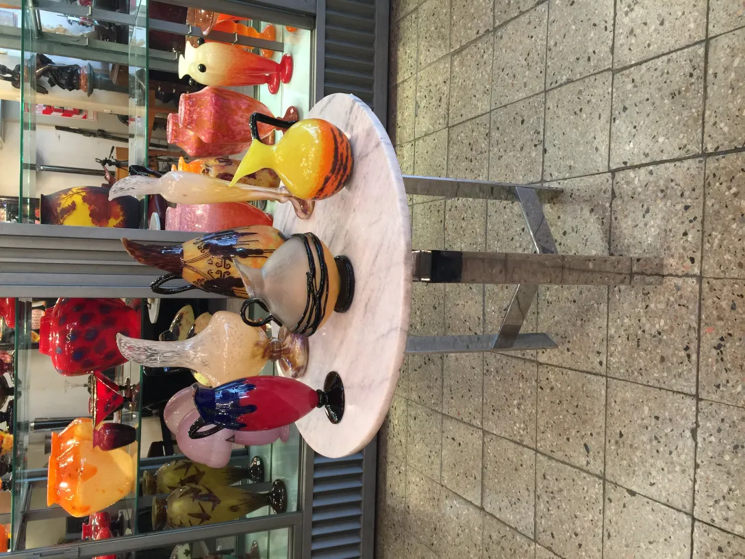 signiertes glas mit künstlerischen details in antikem ambiente