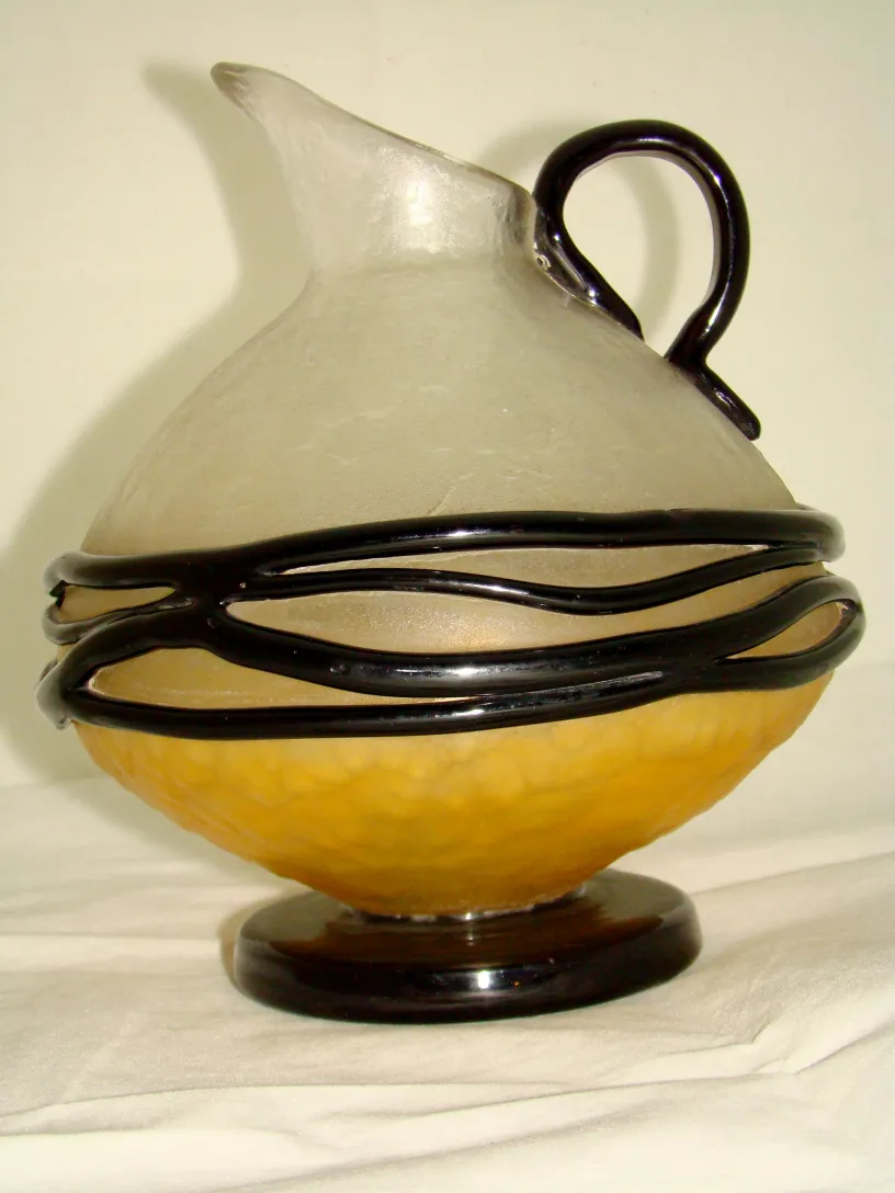 vase ancien avec design élégant en verre signé