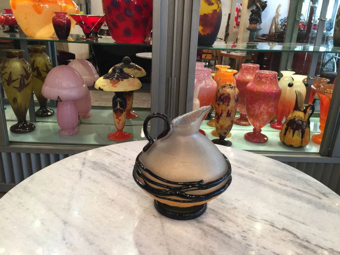 glaskanne mit dekorativen details und eleganter form in antikem ambiente