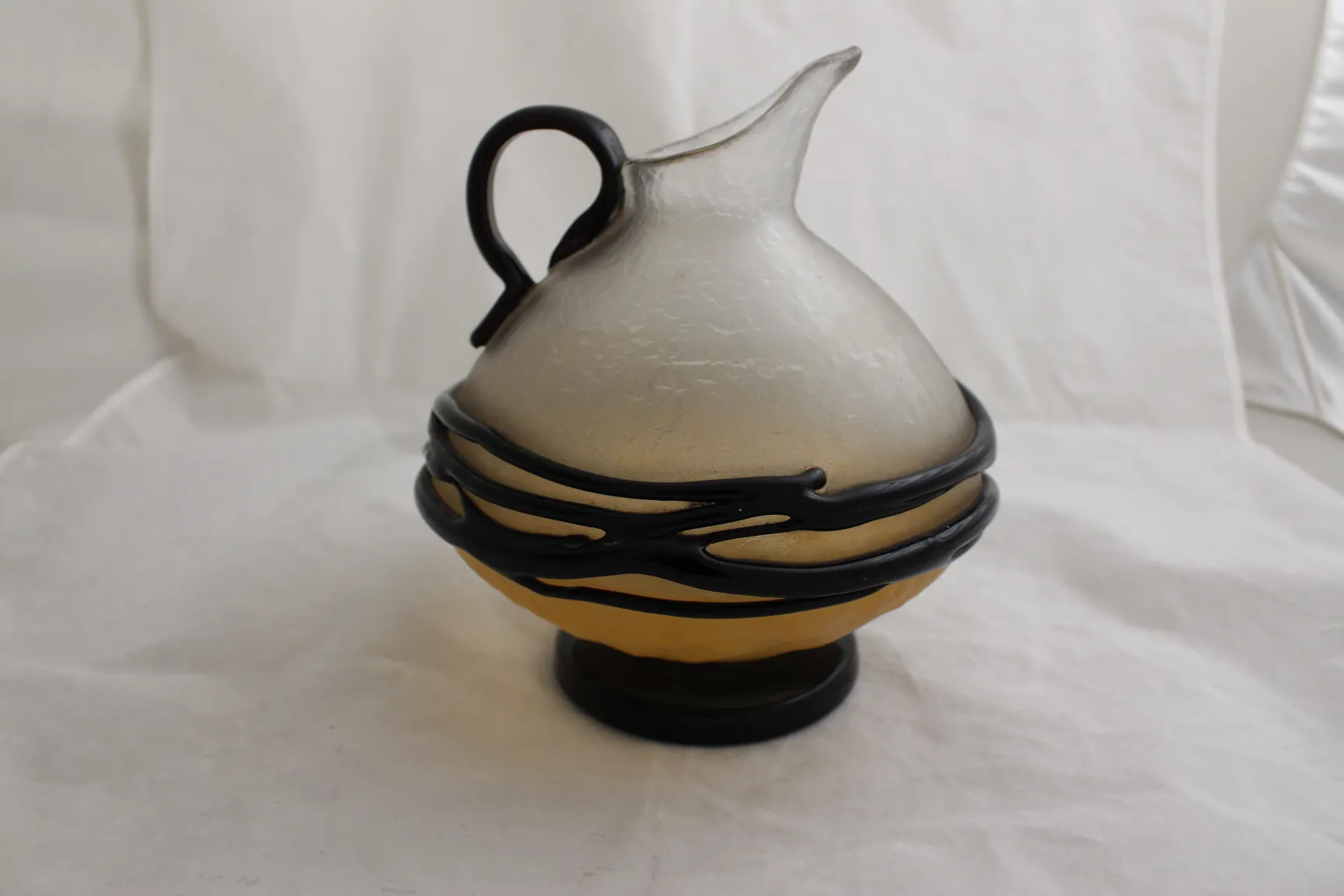 carafe antique en verre signé par Schneider avec des nuances jaunes et noires