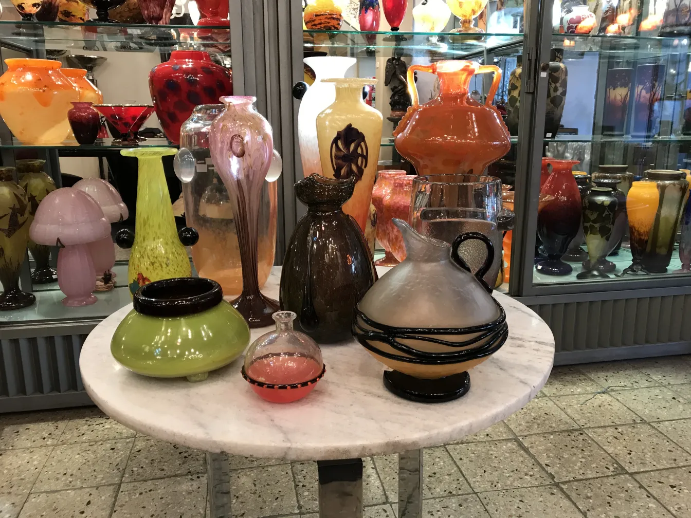 variedad de antigüedades de vidrio firmado con colores vibrantes