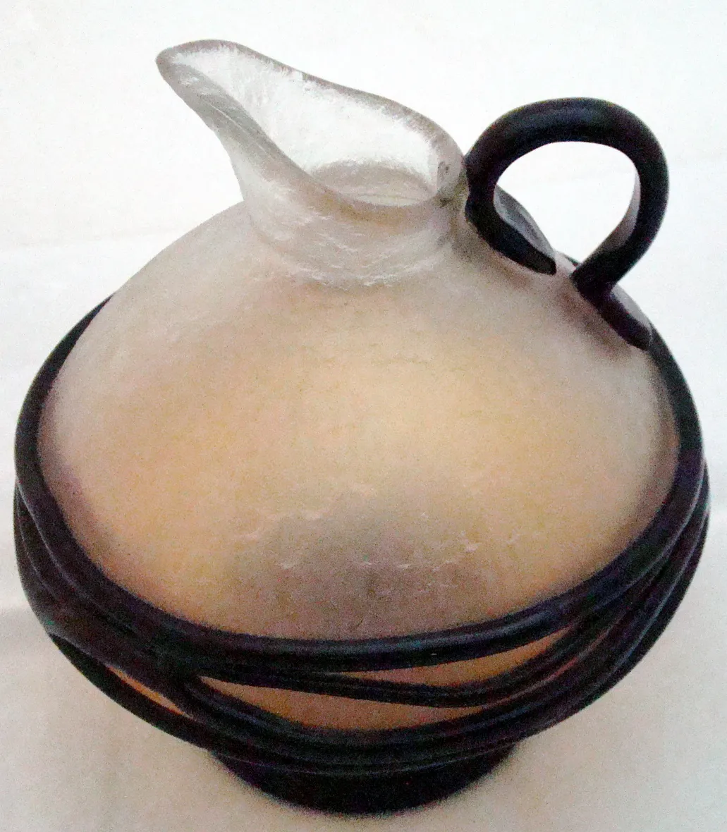 vidrio antiguo con forma redonda y diseño exclusivo, firmado