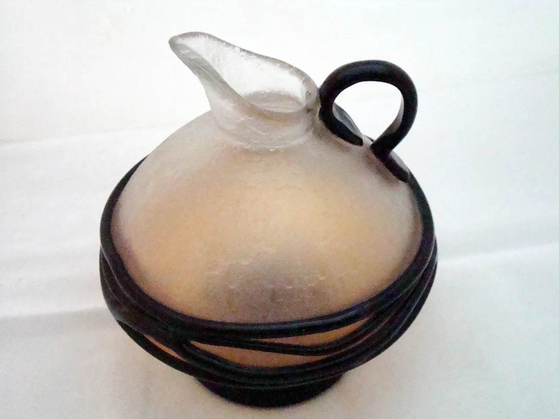 transparentes Glas mit runder Form und schwarzem Sockel, Antiquität