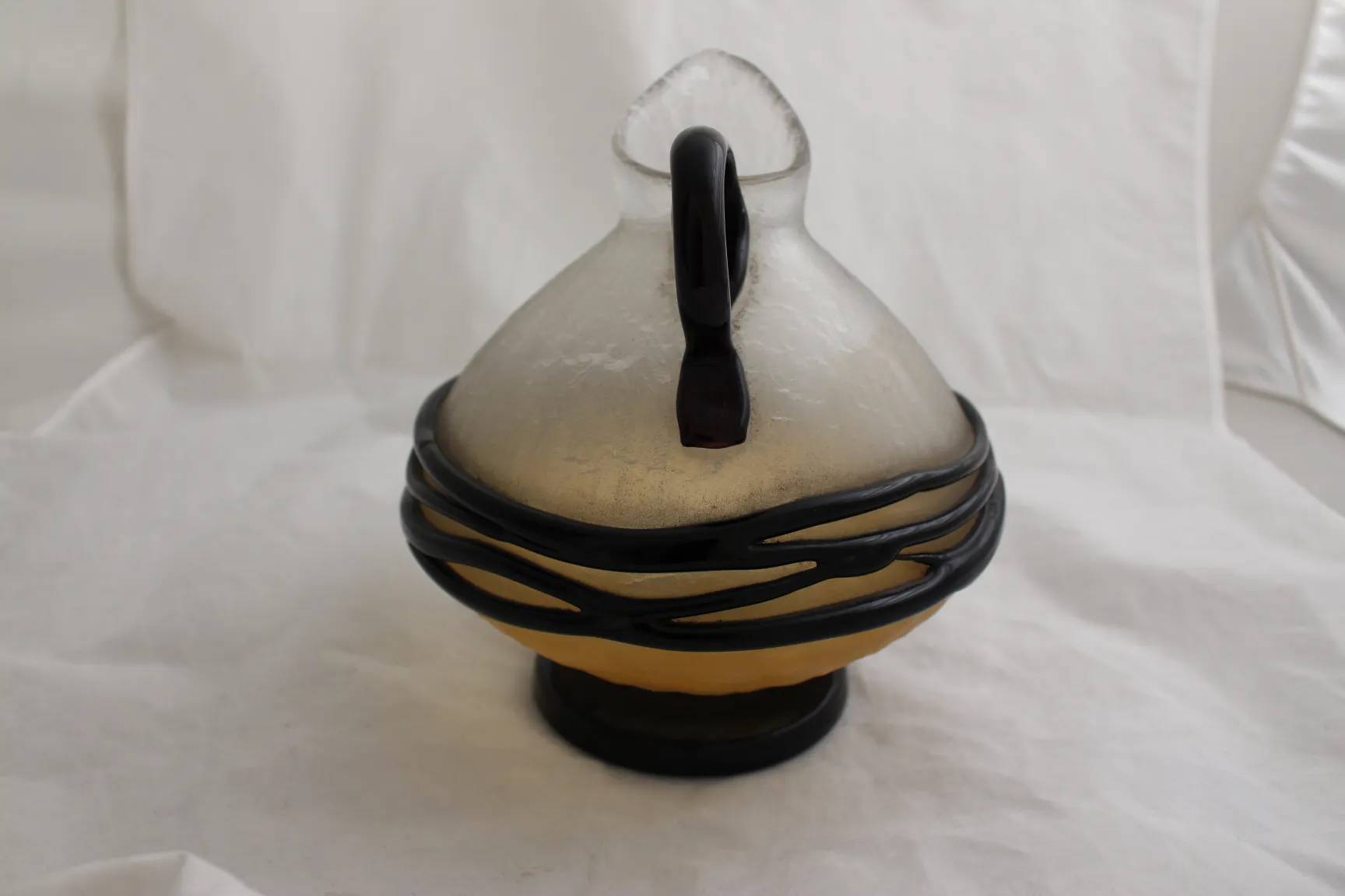 زجاج قديم موقّع من شندير في بيئة محايدة