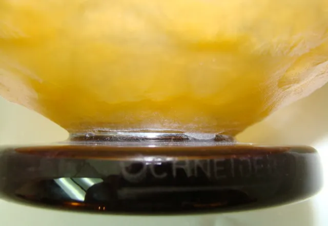 Vidro assinado antigo com base escura, com a assinatura de Schneider.