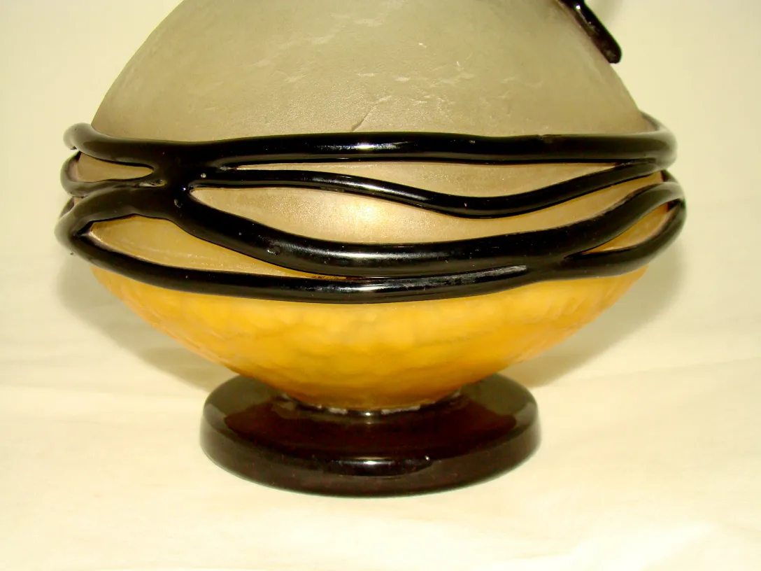 زجاج قديم بتصميم كروي وألوان دافئة، موقّع