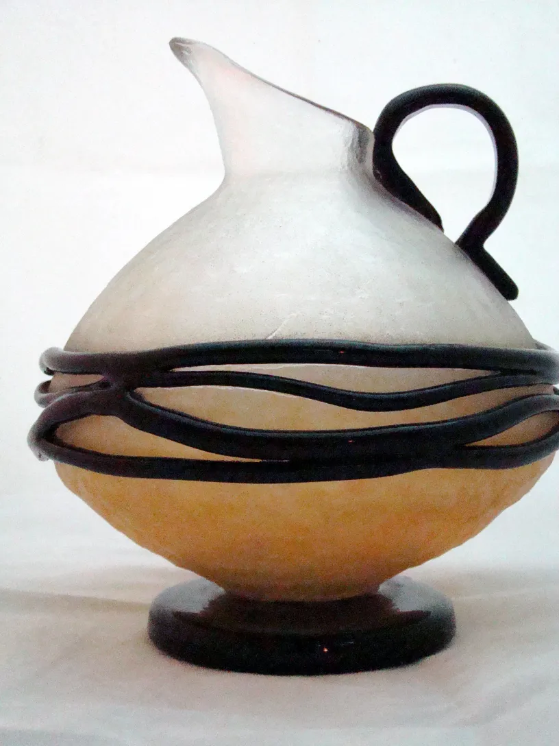 Pichet en verre antique avec design unique et signature Schneider, ambiance accueillante.