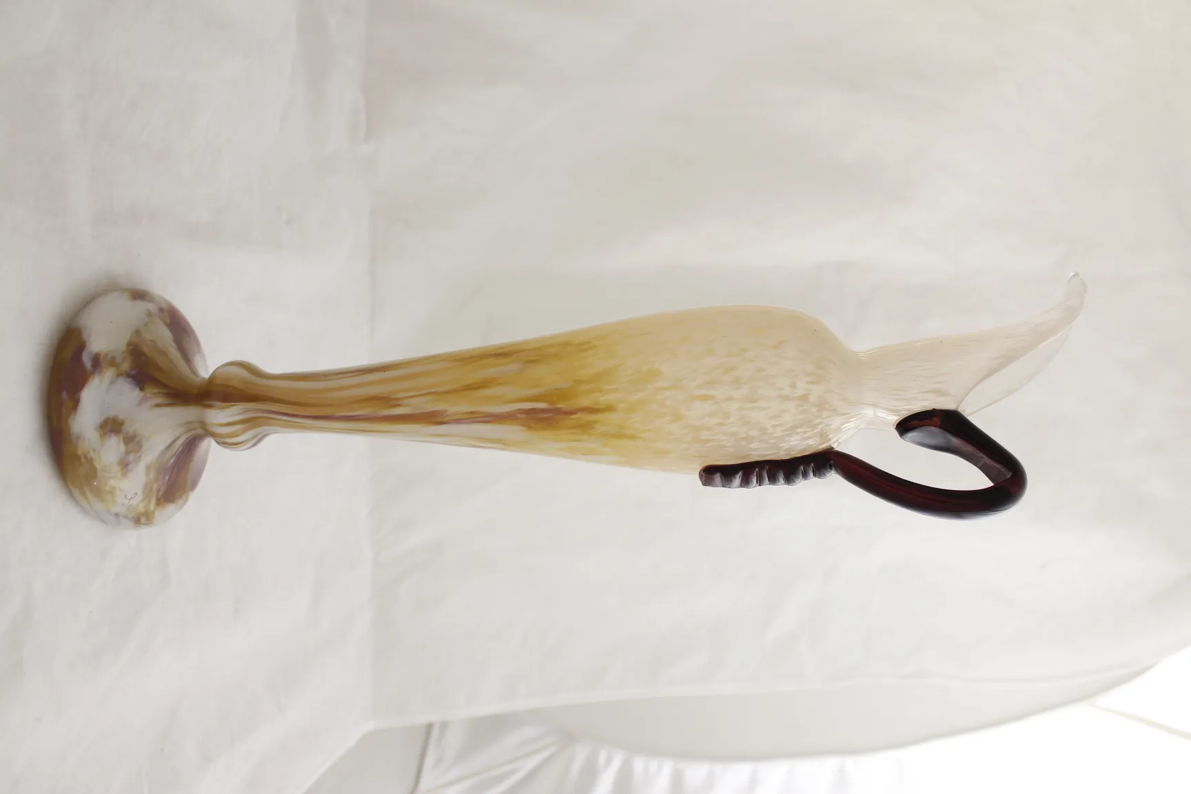 antikes glas mit elegantem design und gebogenem griff