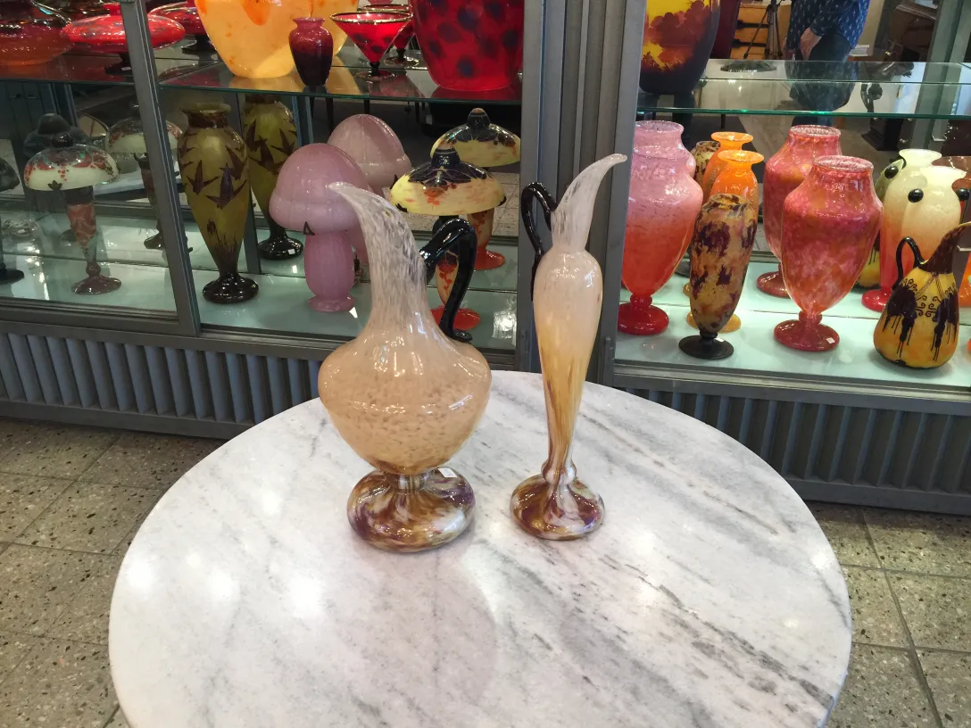 deux cruches en verre antiques aux formes élégantes, décoration unique.