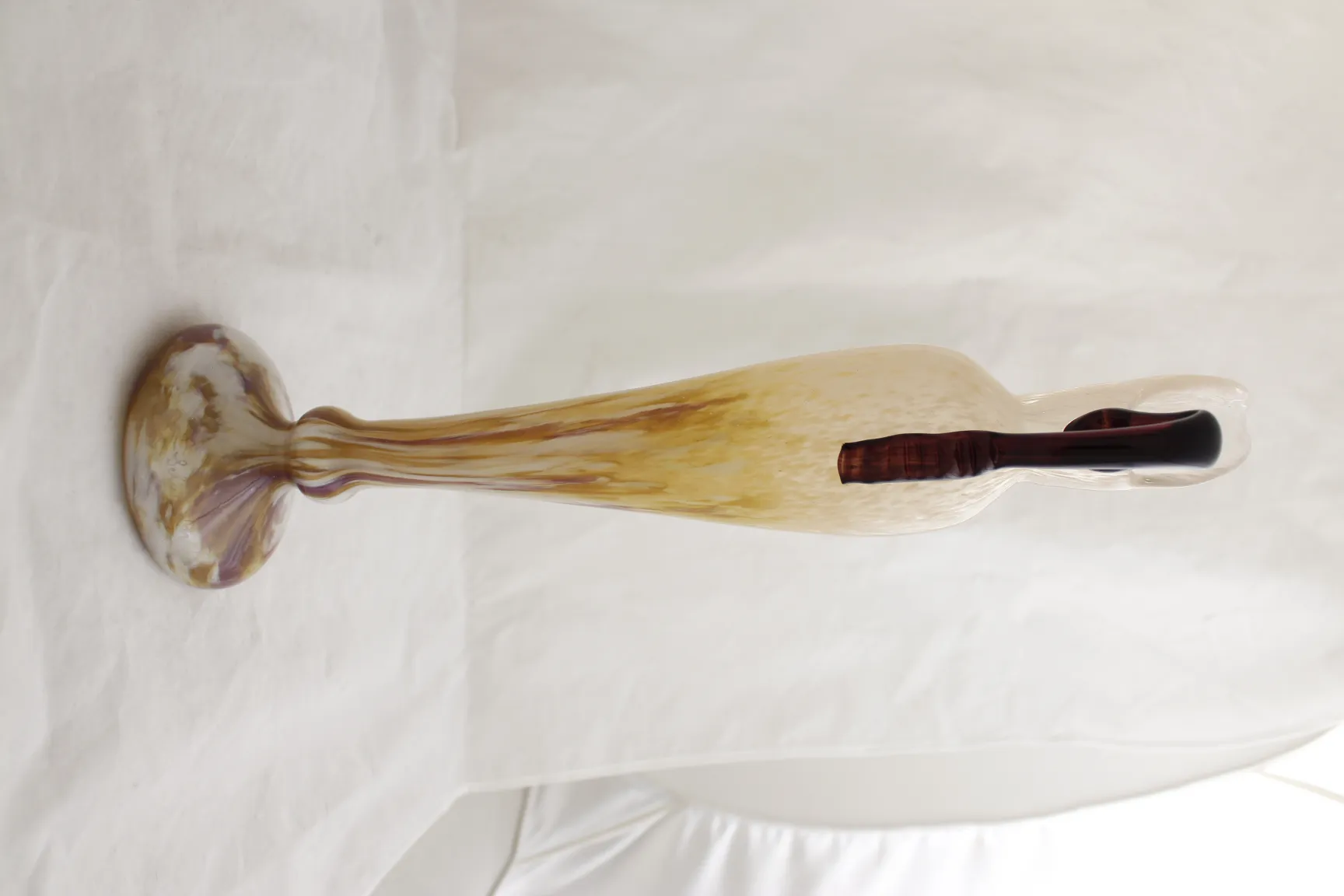 Antike vase mit hellen farbtönen und breitem fußdesign.