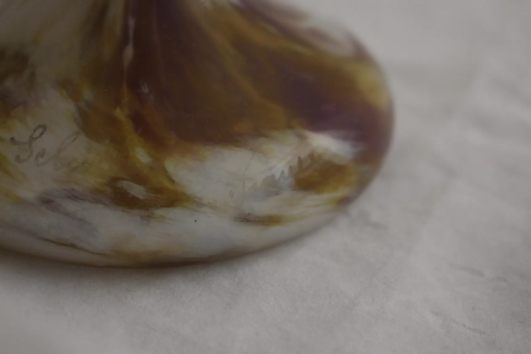 प्राचीन हस्ताक्षरित ग्लास श्नाइडर, जिसमें उत्तम डिजाइन और गर्म रंग हैं