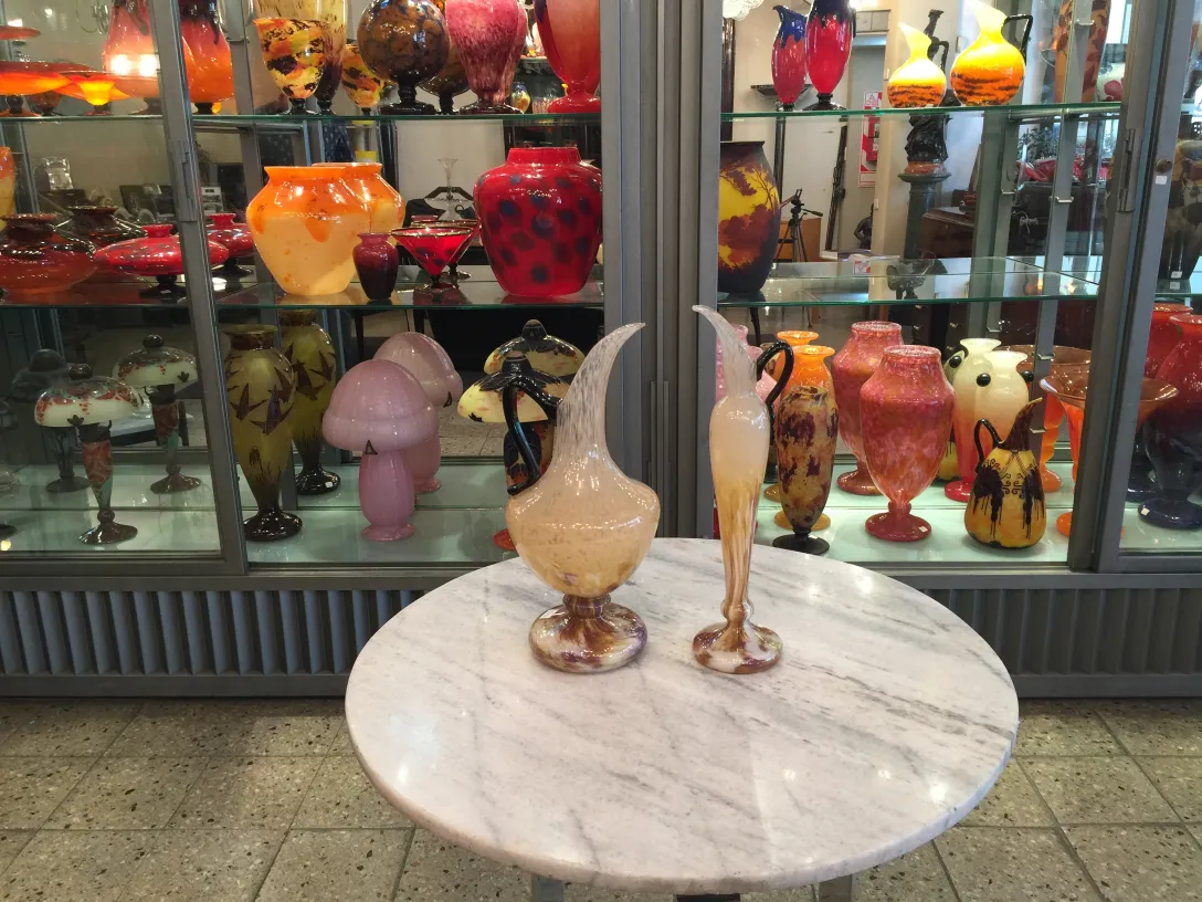 verre ancien signé par schneider avec des détails décoratifs