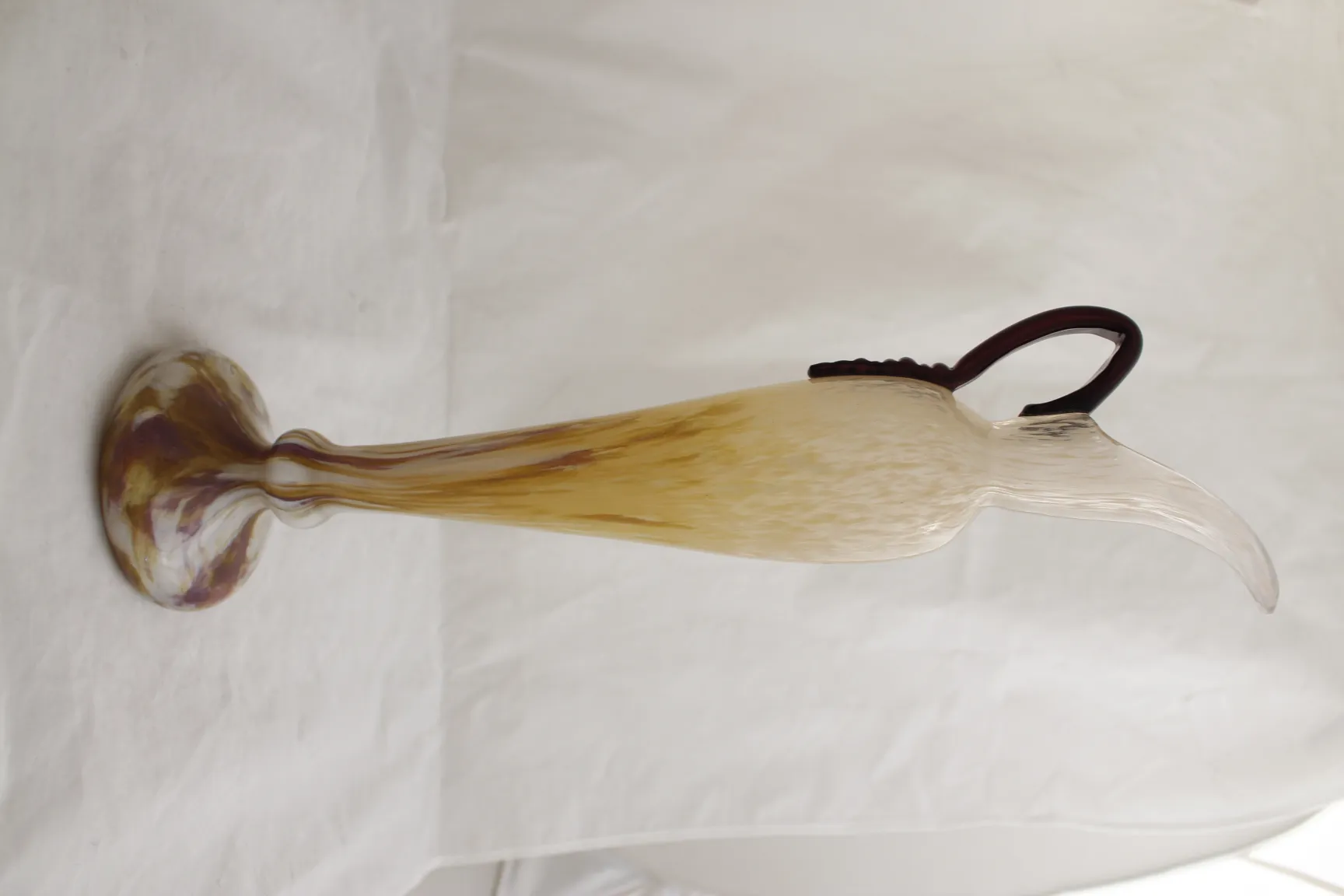 زجاج موقّع من Schneider بتصميم أنيق وفريد على شكل إبريق، في سياق كلاسيكي.