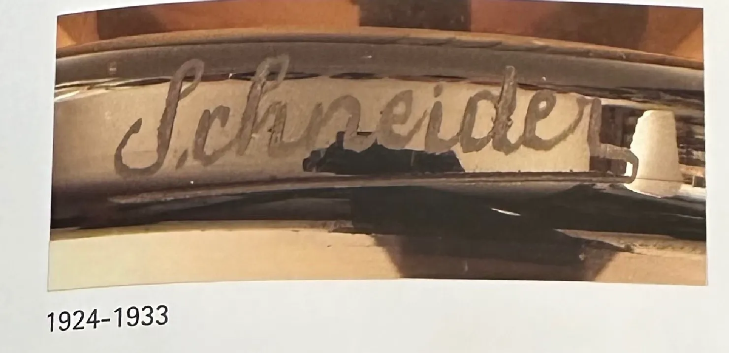 Vidrio firmado por Schneider en estilo francés mostrando detalles de firma.