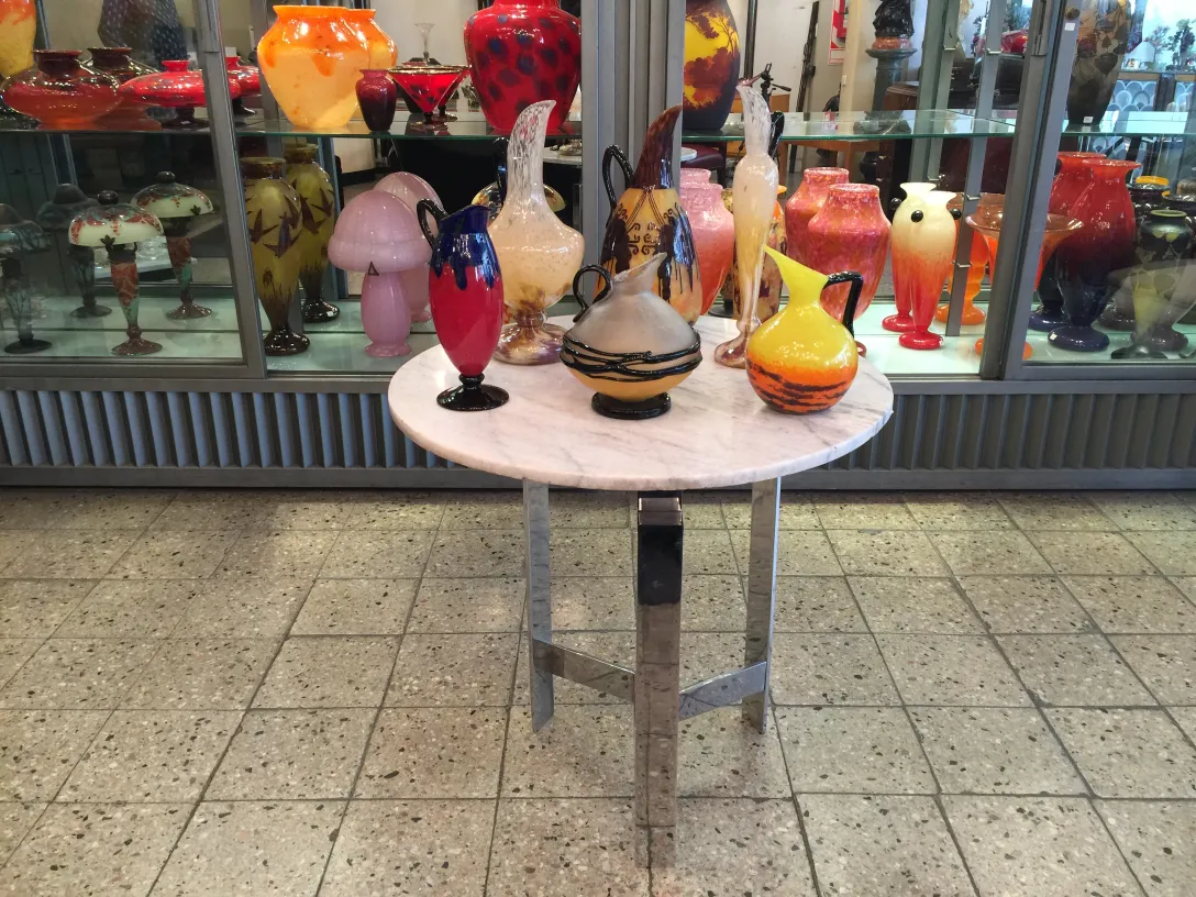 verre signé de schneider sur une table avec des objets décoratifs