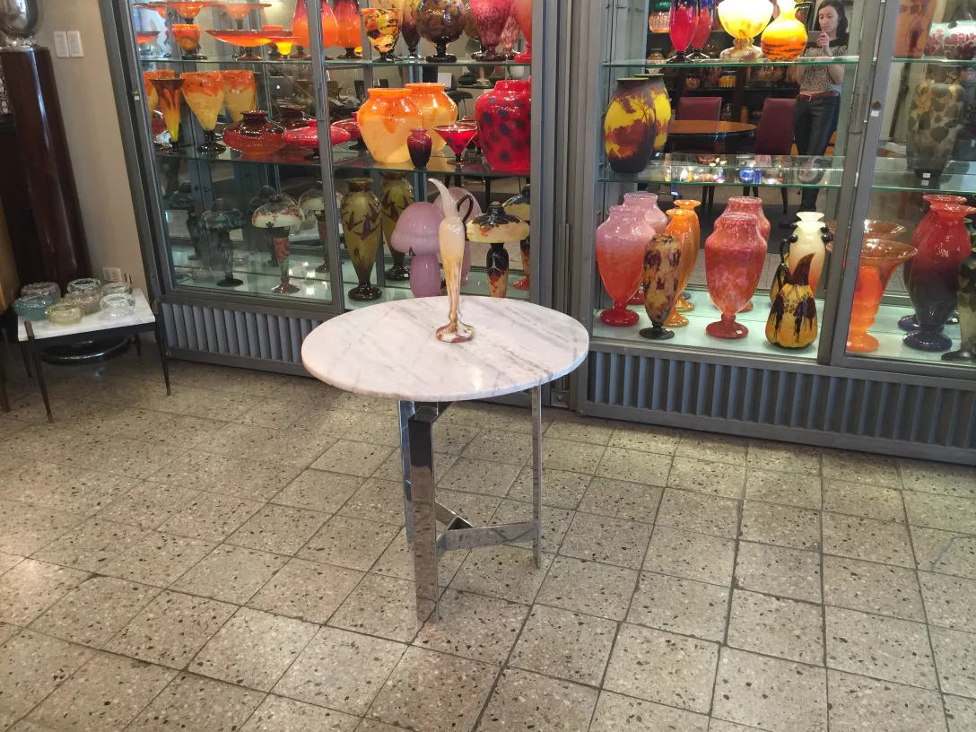 Verre signé par Schneider, pièce décorative antique exposée parmi des objets en verre coloré.