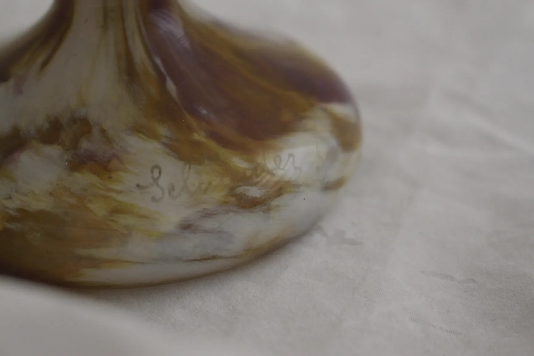 Antikes signiertes Glas von Schneider in sanften Farben, subtile Umgebung.