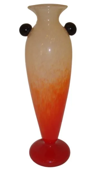 Vase ancien en verre avec un design aux tons chauds