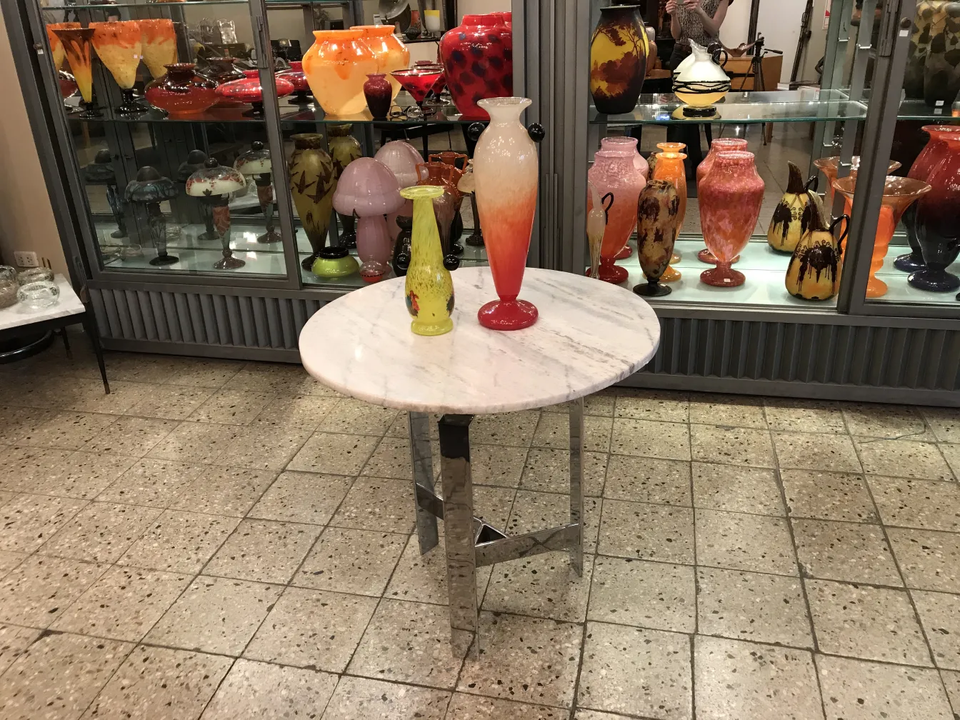 Verre signé Schneider dans un cadre vintage avec d'autres objets en verre colorés.