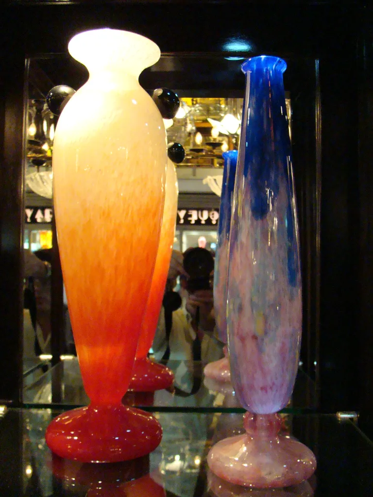 Vasos de vidro antigos com assinatura de Schneider em cores vibrantes