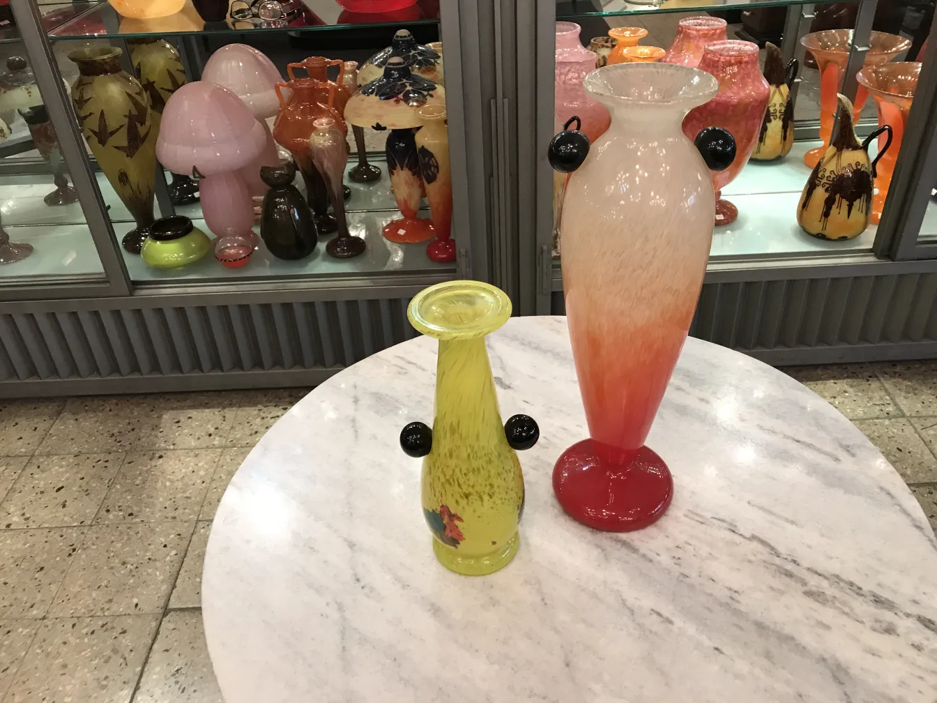 Vetro firmato da Schneider con decorazioni colorate