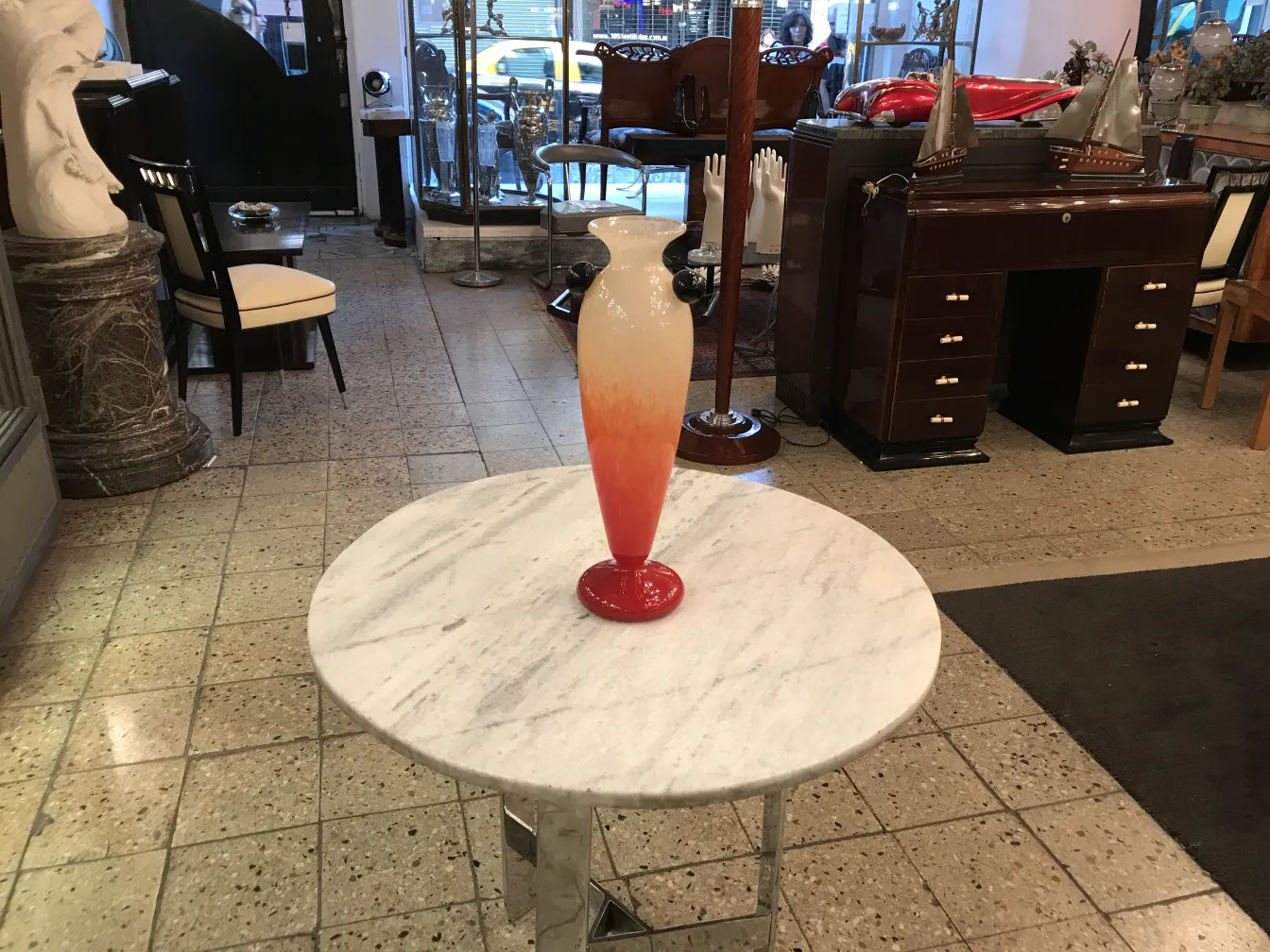 Vetro firmato Schneider decorativo a forma di fiore, ambiente elegante.