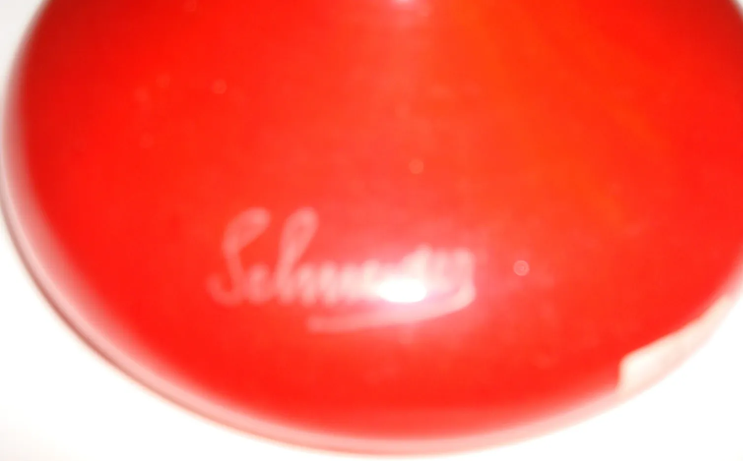 Vetro rosso firmato Schneider con firma visibile.