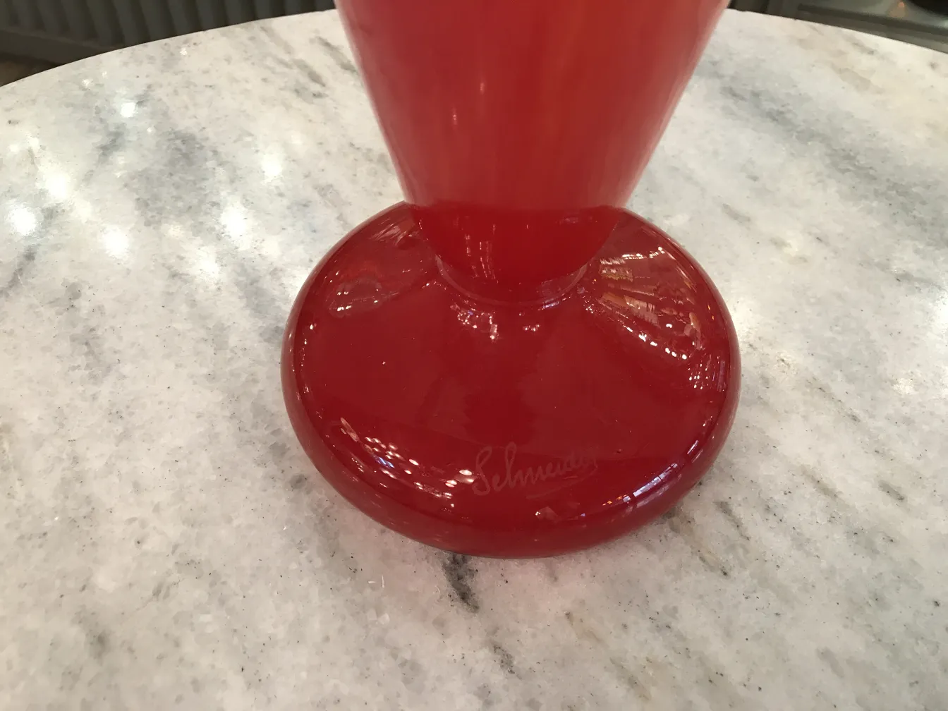 红色古董玻璃底部有施耐德签名