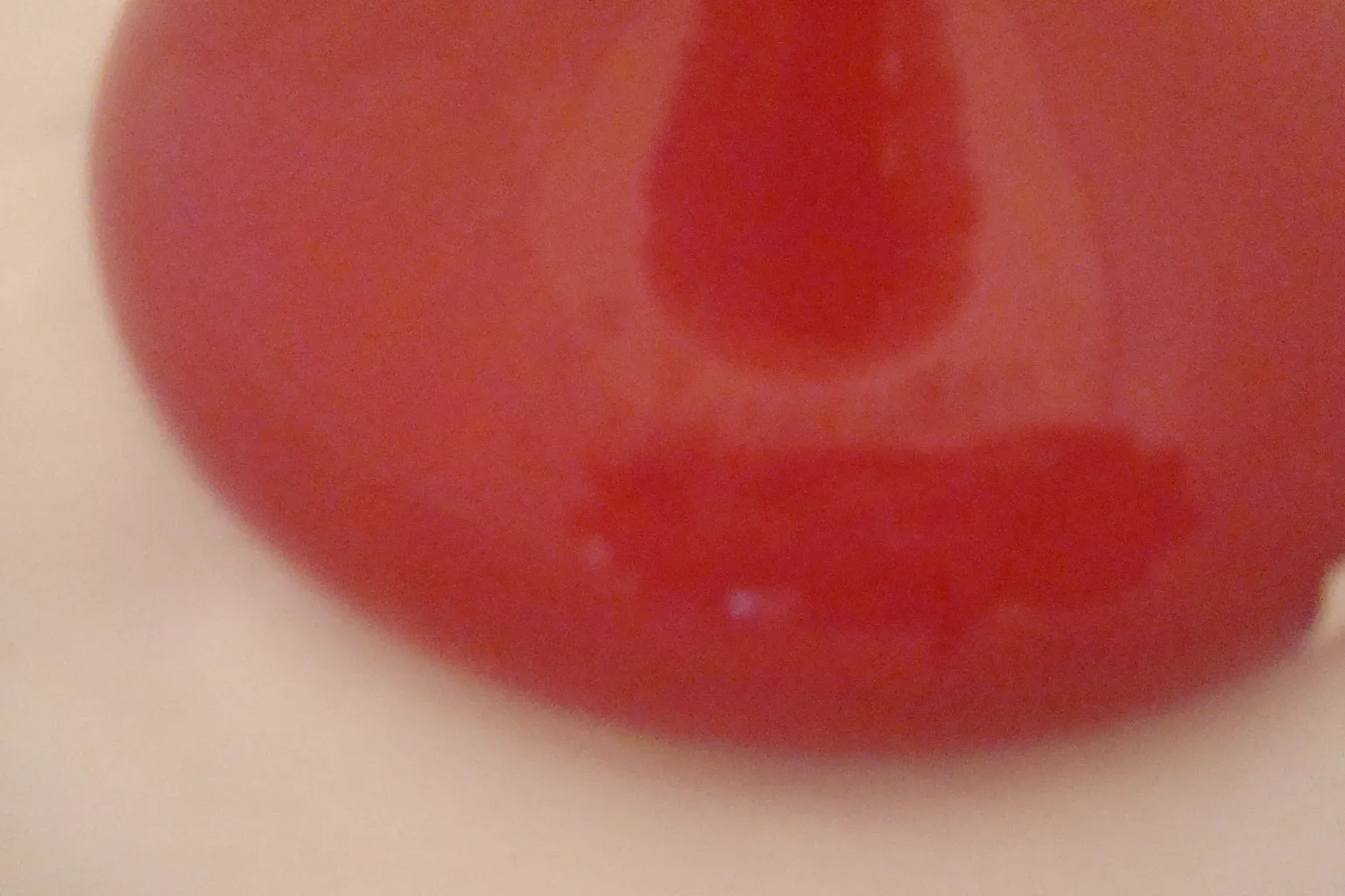 Vidro assinado Schneider com detalhes artísticos em vermelho.