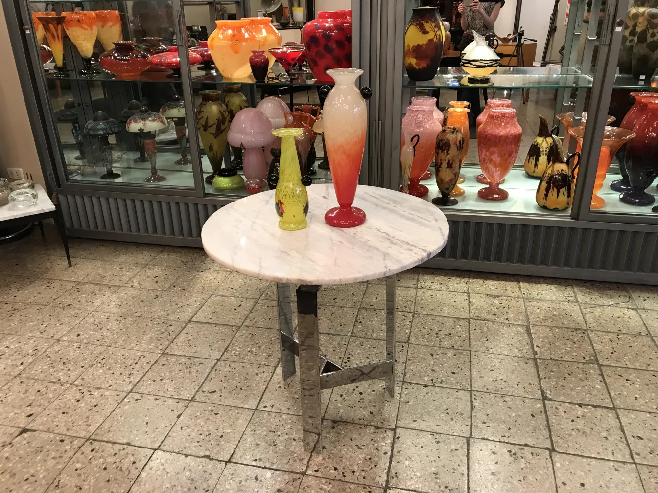 verre signé de schneider avec fond coloré de jarres