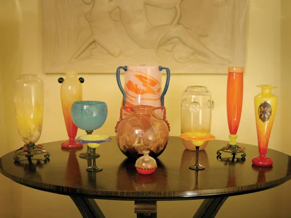 Collection d'antiquités avec verre signé Schneider dans diverses couleurs et formes.