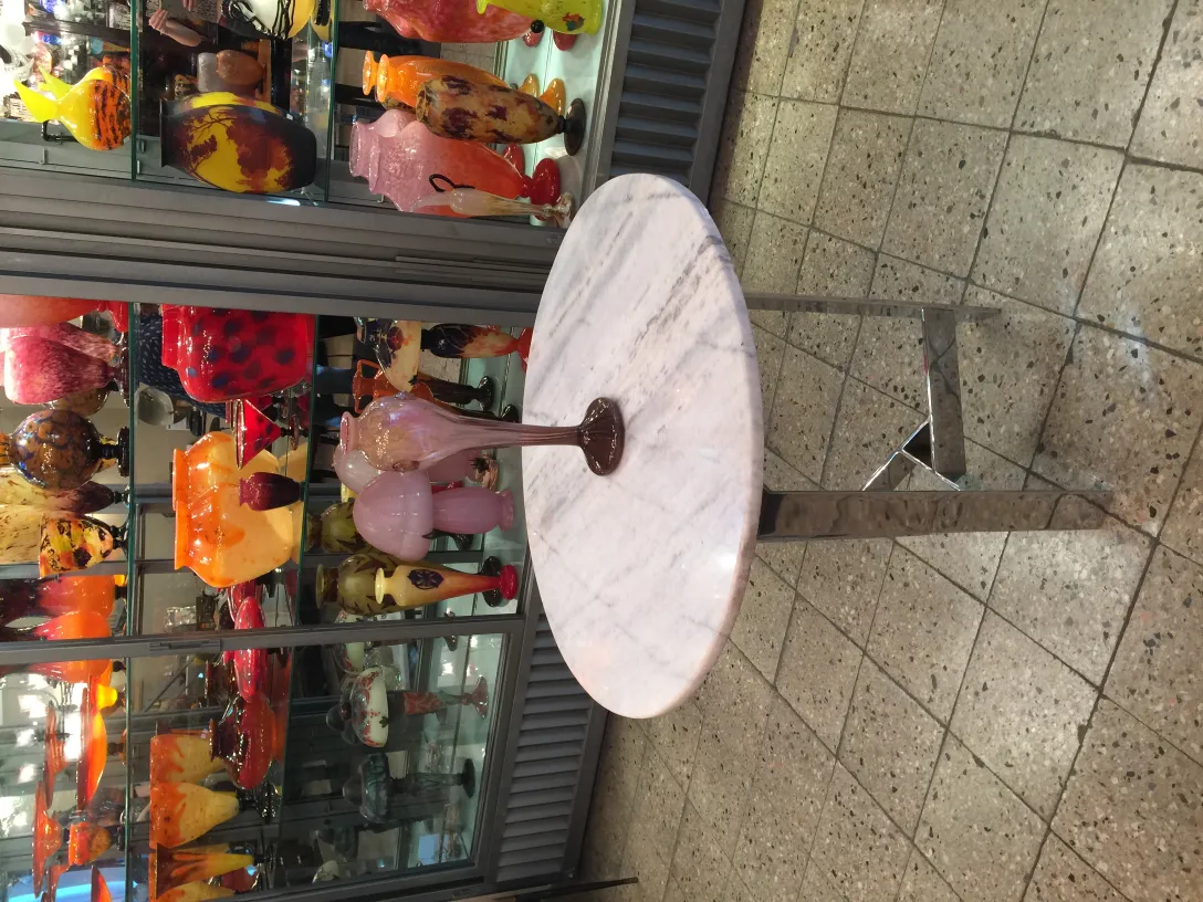 verre signé en tons de rose et marron, fond d'antiquités