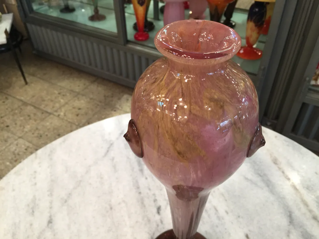 antike vase signiert von schneider, hellrosa farbe