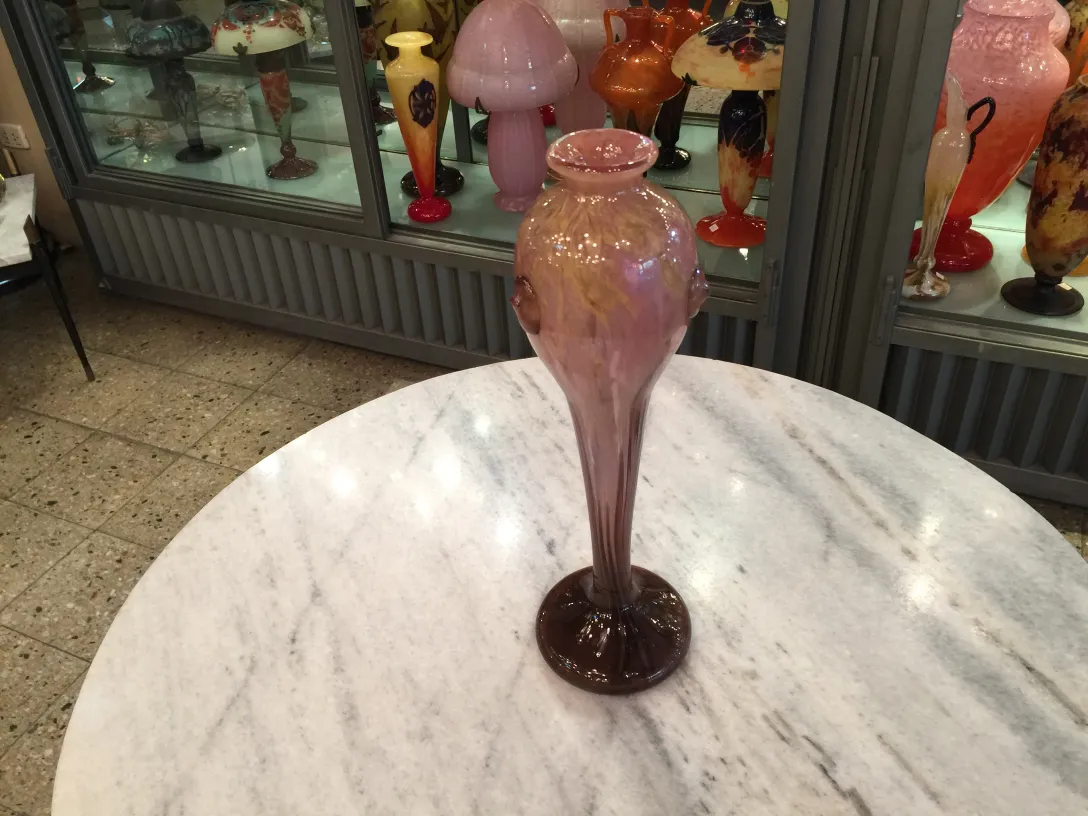 古董签名玻璃施耐德在展示柜中的装饰风格