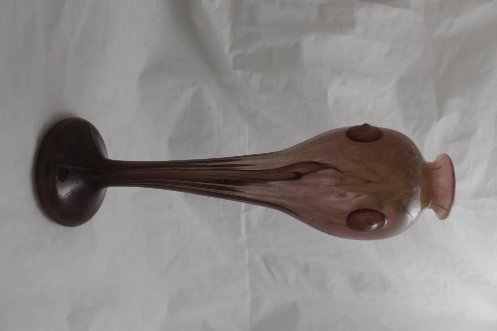 प्राचीन श्नाइडर पर हस्ताक्षरित कांच, नरम रंग और सुंदर डिजाइन।