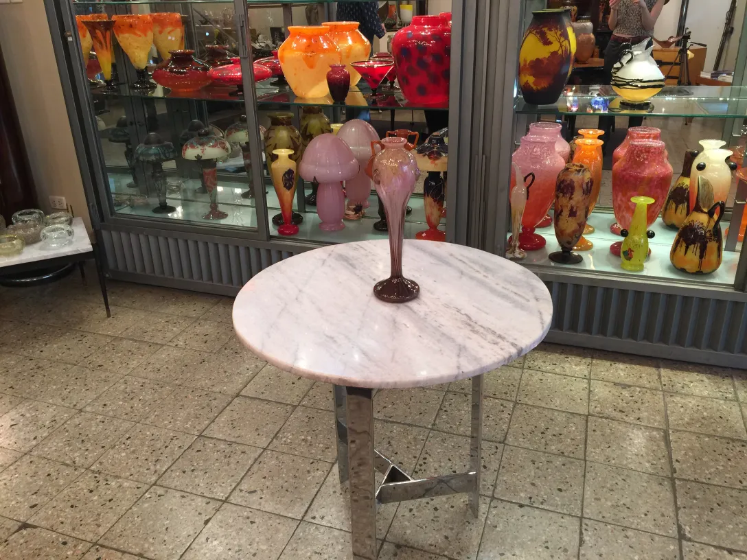 Antike mit elegantem Design und einzigartiger Form, signiertes Glas