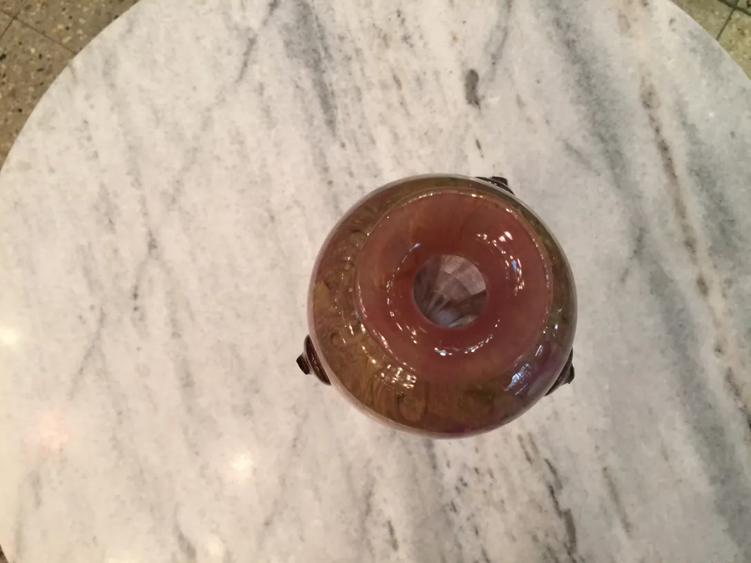 签名玻璃在大理石环境中的详细情况。