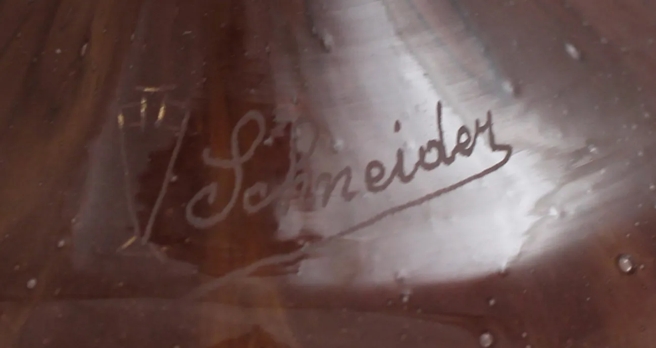 Verre ancien signé par Schneider avec signature visible.