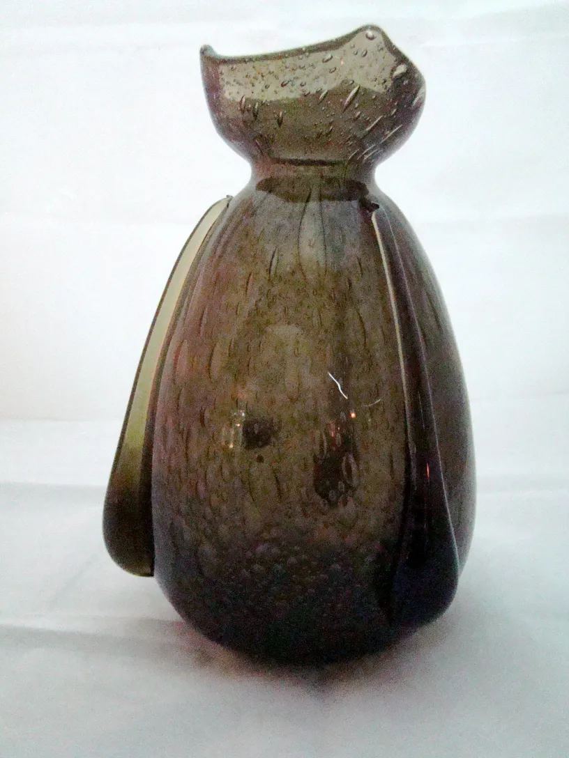 vase en verre antique signé Schneider de couleur marron avec une forme courbée