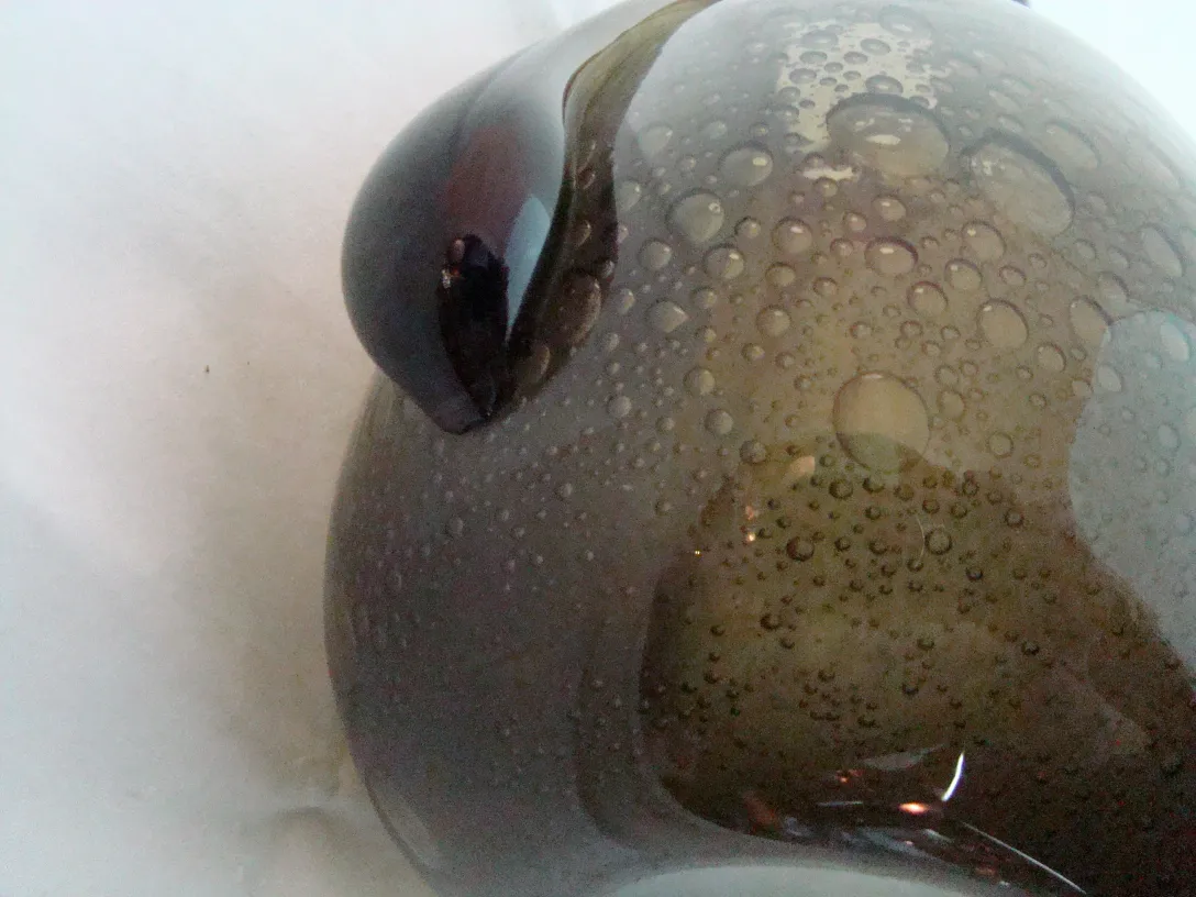 antikes Glas mit Tropfen und sanftem Design, sichtbare Unterschrift