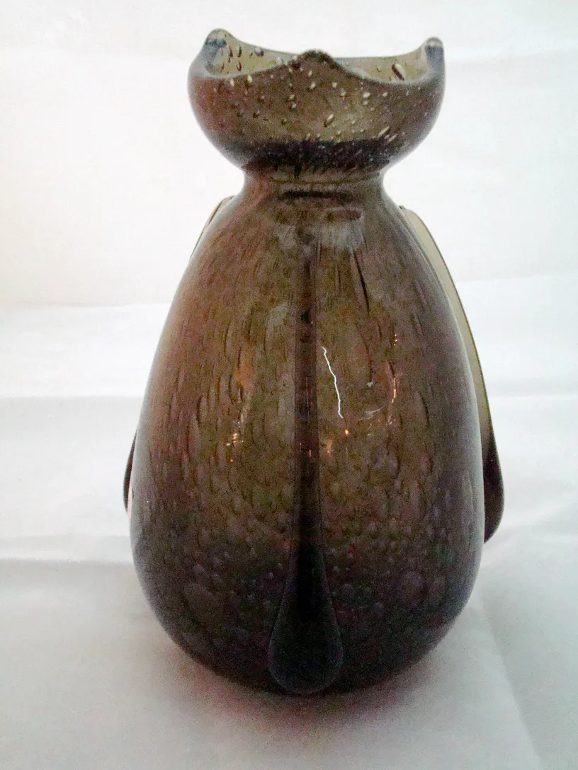 verre signé avec détails à la surface, couleur sombre