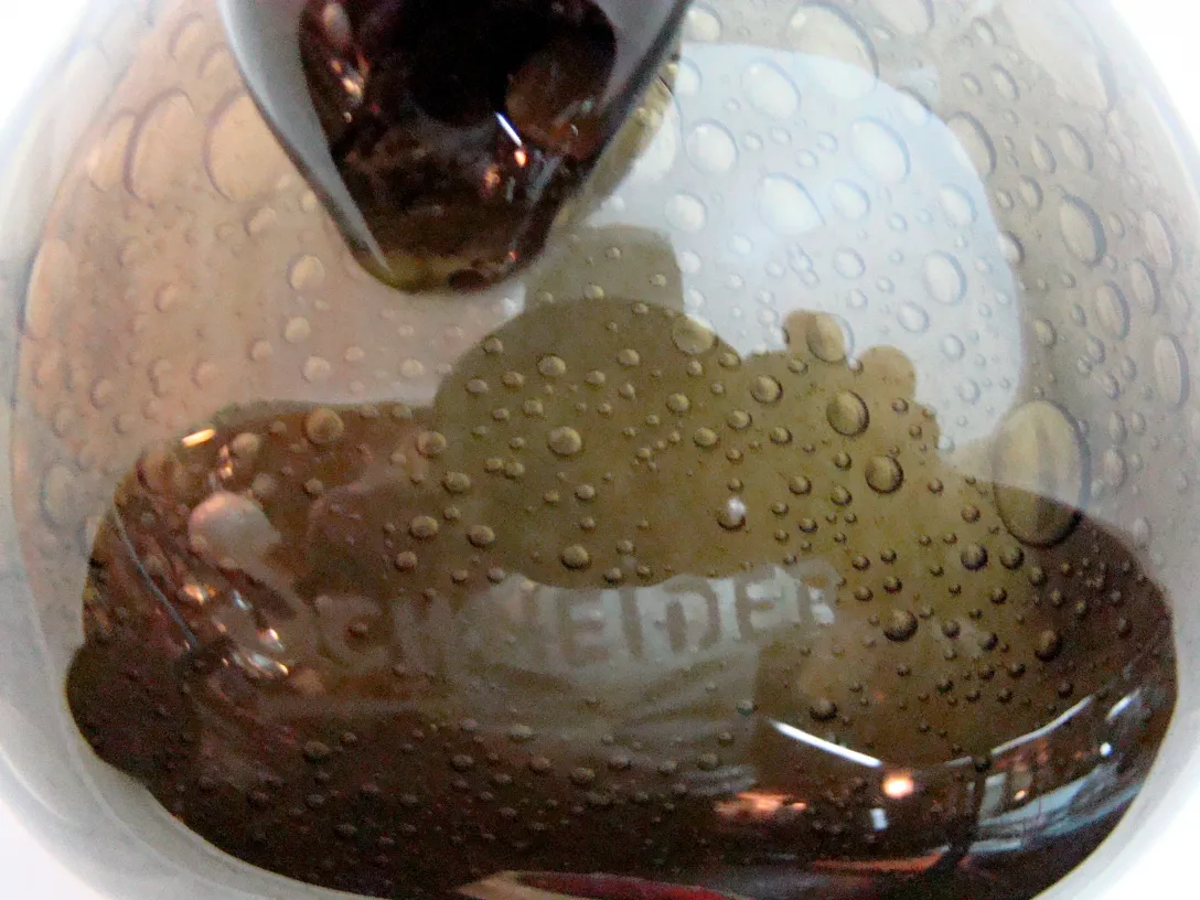 vidro antigo assinado com gotas de água visíveis