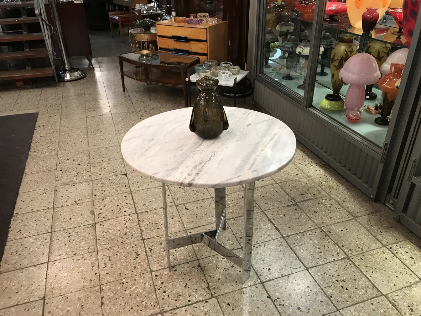 vetro firmato schneider su tavolo antico con decorazioni