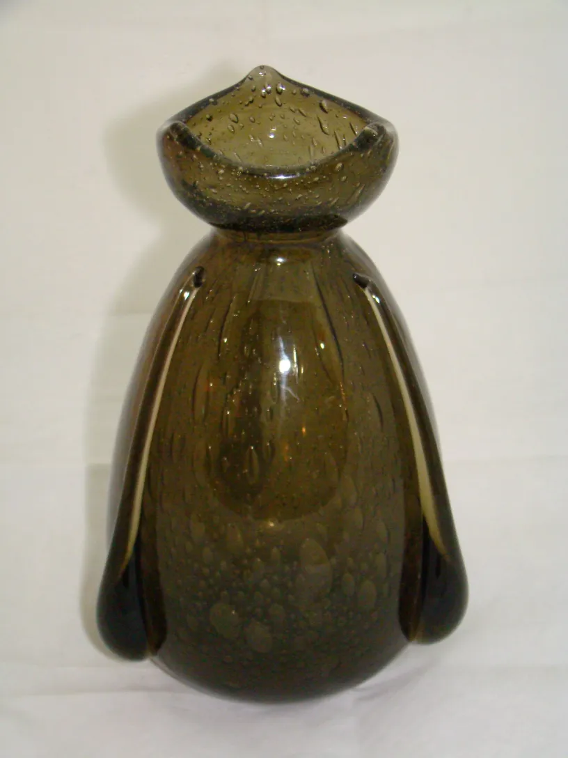 jarrón de vidrio con gotas de agua, diseño antiguo