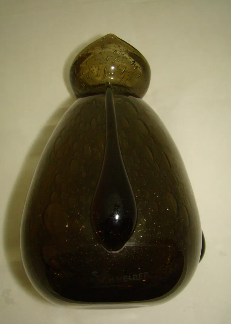 Verre ancien signé par Schneider, design élégant, fond simple.